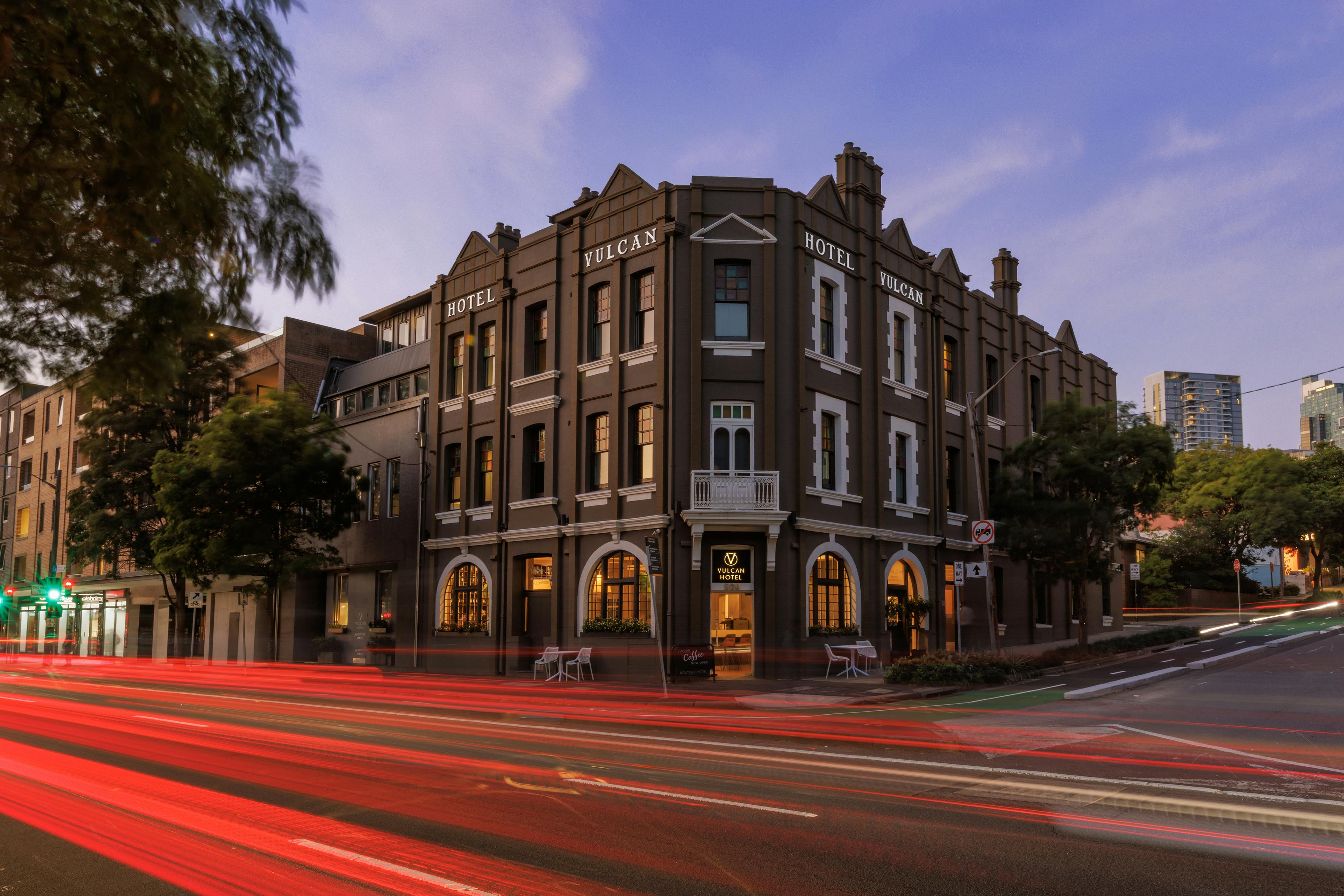 Vulcan Hotel Exterior Image Evening